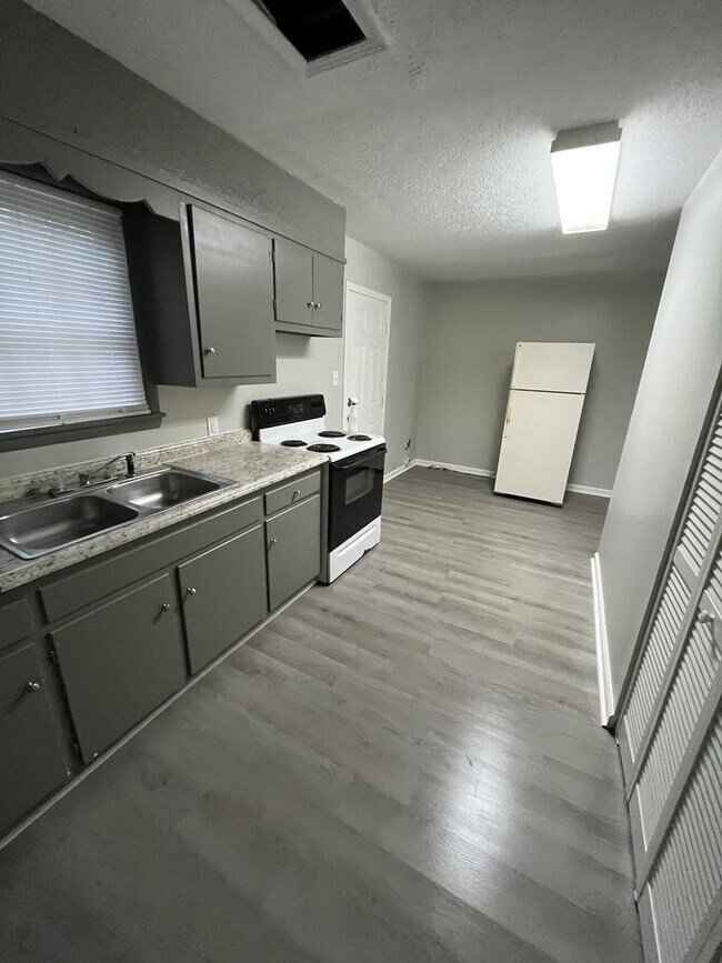 Building Photo - 902 Preston St