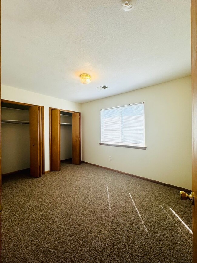 Building Photo - Wonderful 2 Story 3 Bedroom 2.5 Bath Townhome With Attached 2 Car Garage Near Lake Loveland in Lo...