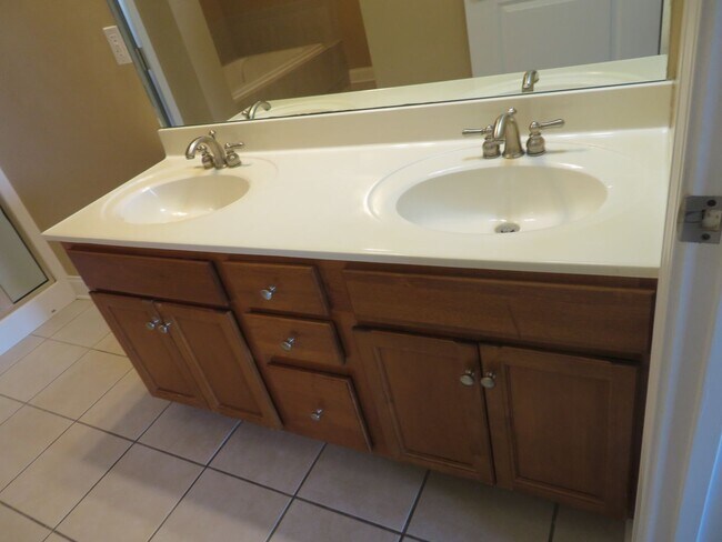 Building Photo - River Towne Condominium Unit 503 - Large condo for rent  3 bedrooms/2 baths.  $2400/month