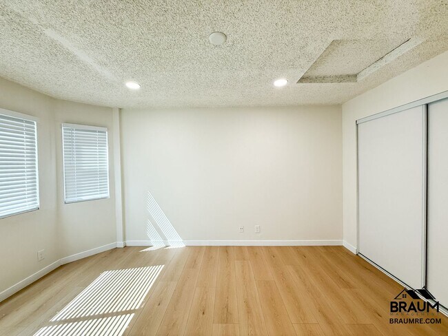 Building Photo - 221 W Elm Ave