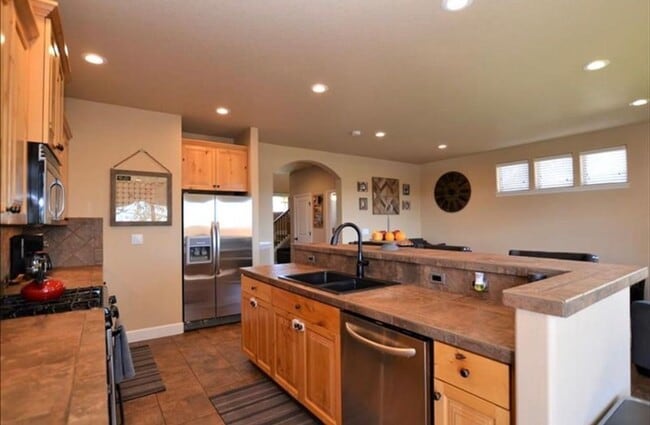 Building Photo - Stunning 4-Bedroom in Redmond's beautiful Fairhaven Neighborhood!