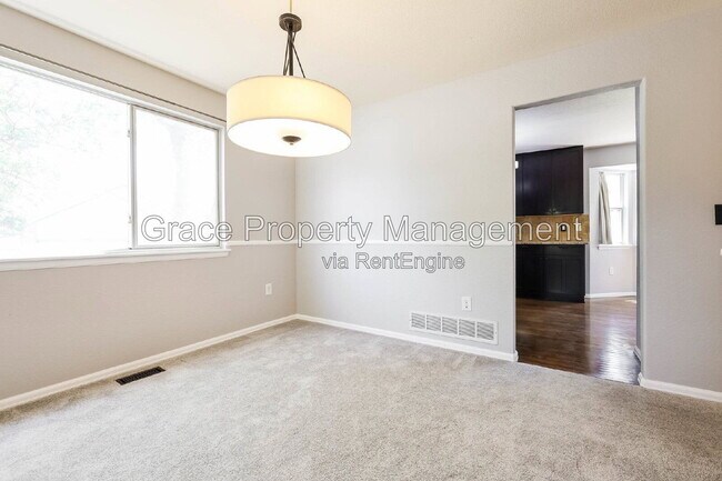 Building Photo - 1144 E 12th Ct