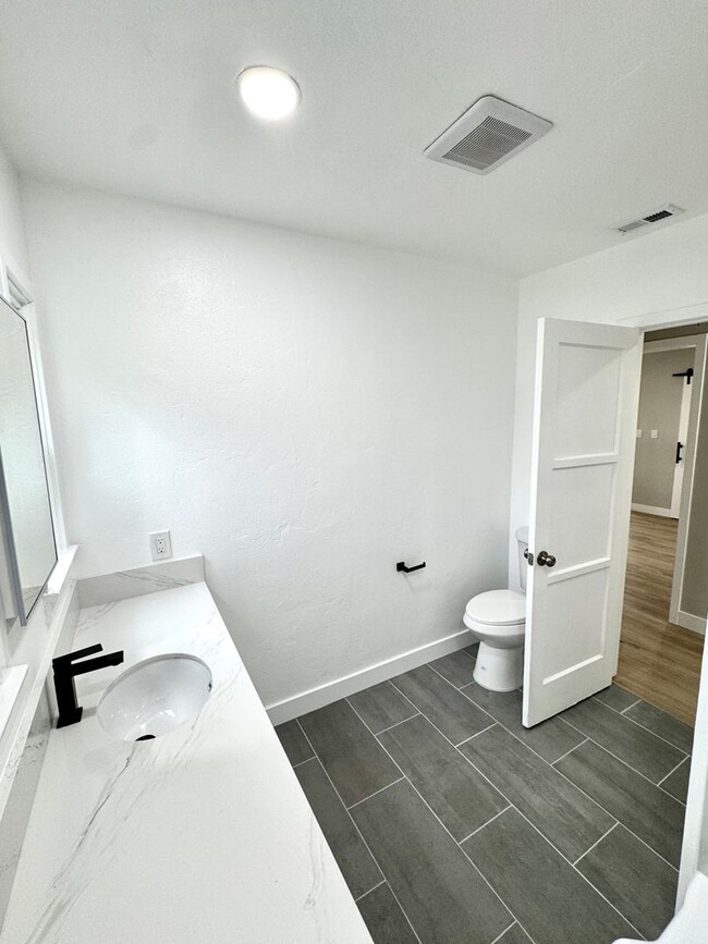 Building Photo - Charming 2 Bedroom Home Near Olivedale Par...