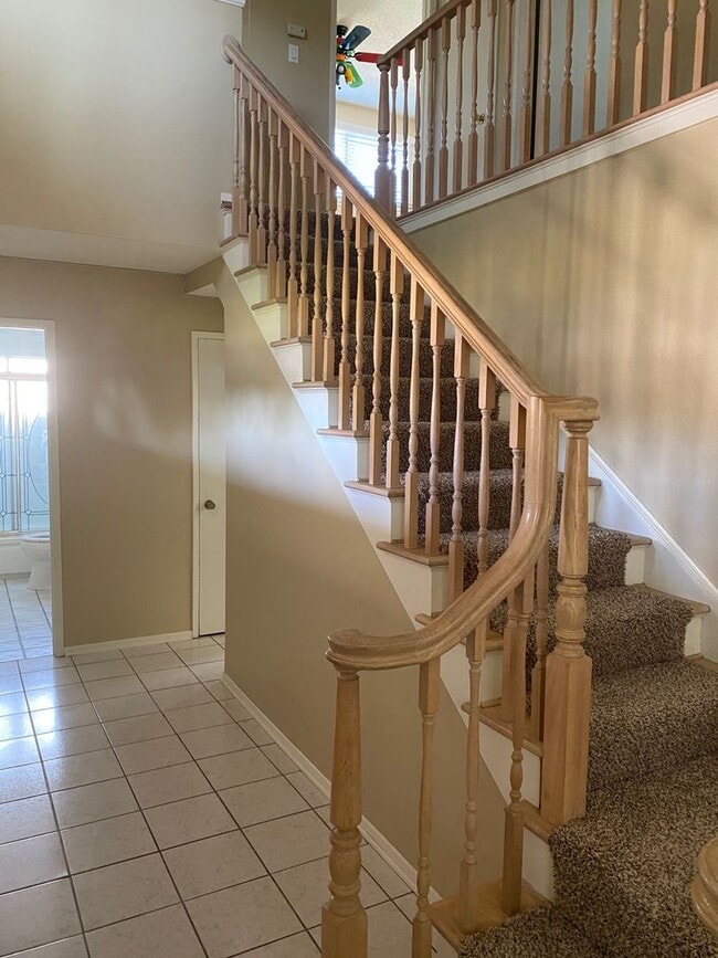 Building Photo - 2 story 4 bed, 2 bath home with yard
