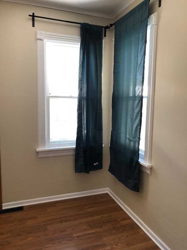 Building Photo - 452 Iowa Ave