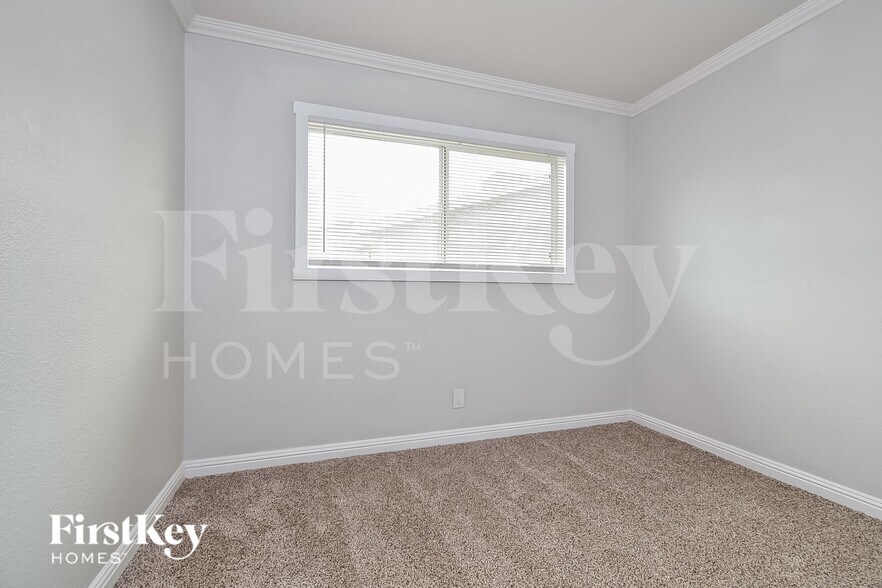 Building Photo - 321 Redstone St