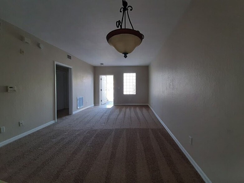 Building Photo - Coming early August 2/2  Ground floor  with newer carpeting