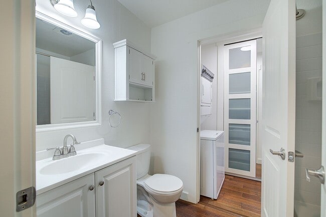 Building Photo - 2bd/1ba Kirkland Condo