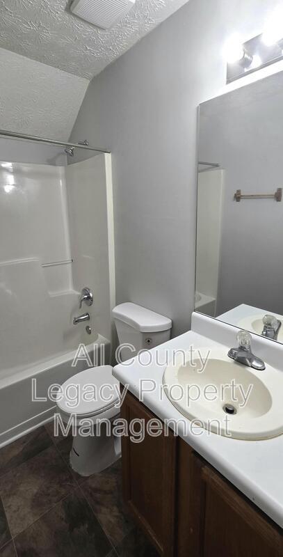 Building Photo - 700 Rosehip Ln