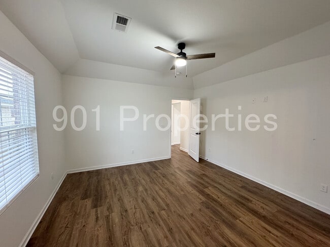 Building Photo - 565 Fernwood Dr