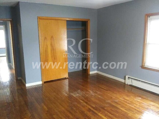 Building Photo - 905 Sprague-