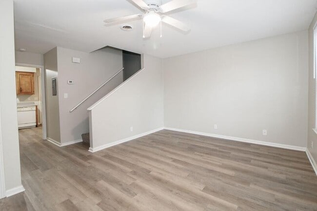 Building Photo - 810-A Golfview Place
