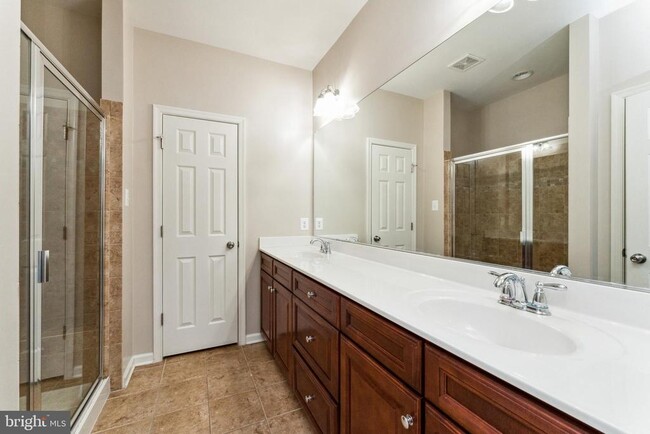Building Photo - 7203 Silver Thorn Way