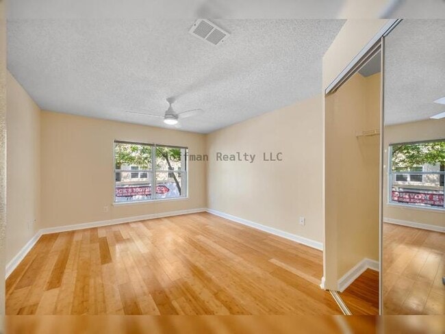 Building Photo - Condo on desirable Harbour Island