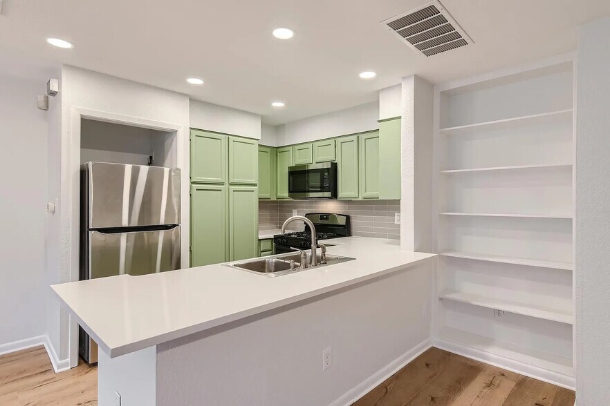 Building Photo - Room in Condo on Beauregard Cir