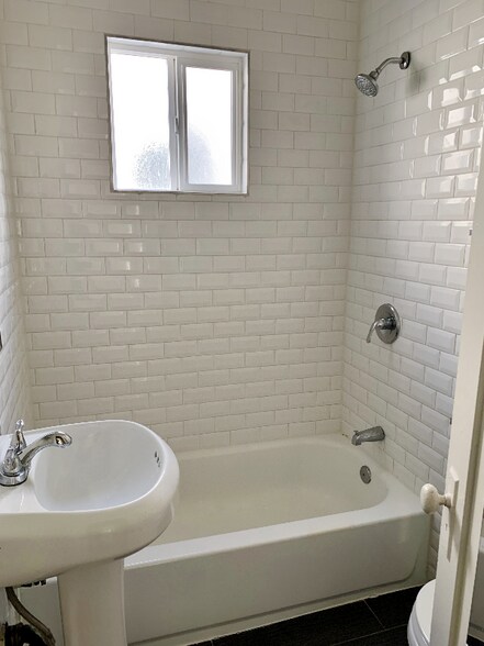 Building Photo - 808 N Poinsettia Pl