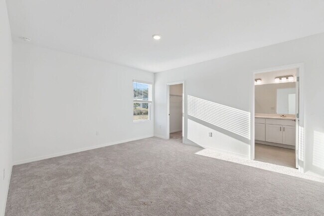 Building Photo - Spacious 4 Bedroom Retreat with 3 Full Baths in Charming Edgewater, FL!