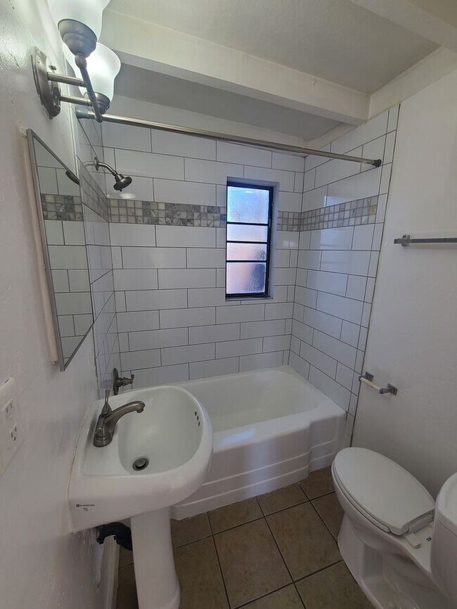 Building Photo - Ultra Charming Studio