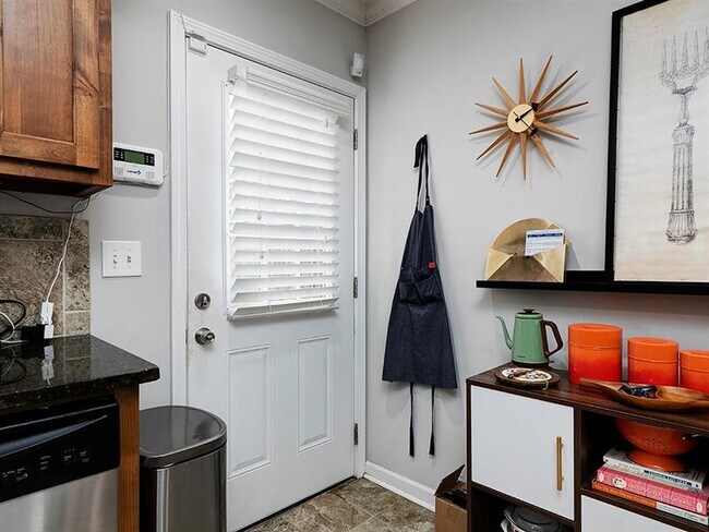 Building Photo - 574 Church St