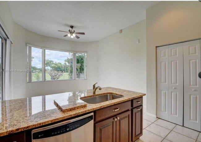 Building Photo - 8291 Hampton Wood Dr