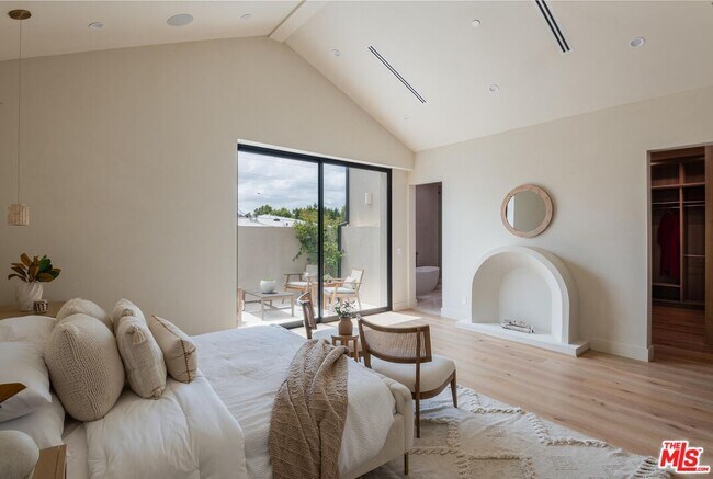 Building Photo - 11748 La Maida St