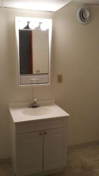 Bath - 904 Vine St