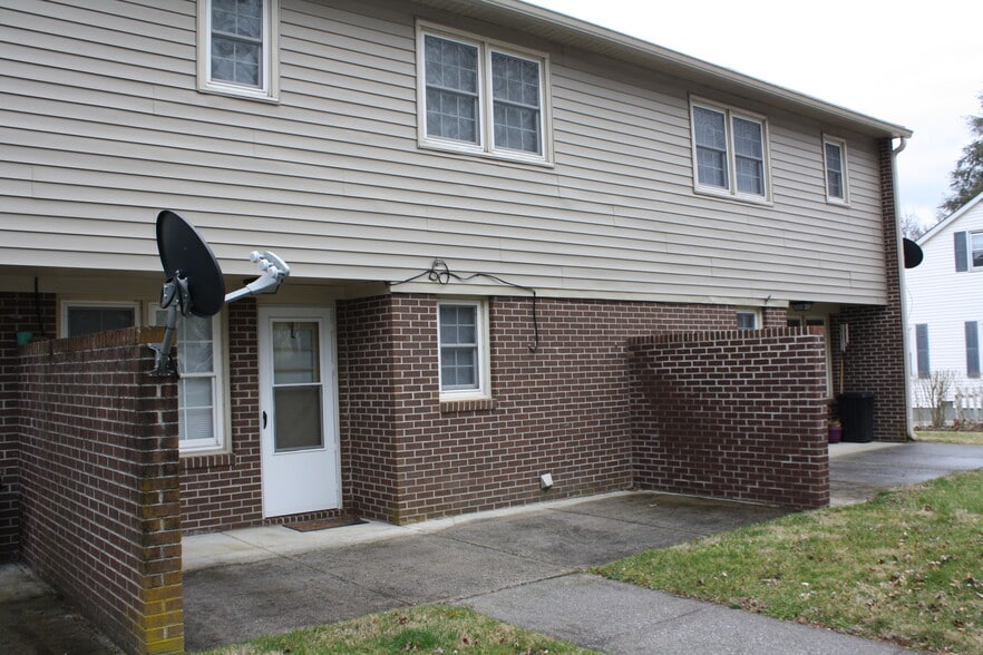Rear entrance and patio - 500 E North St