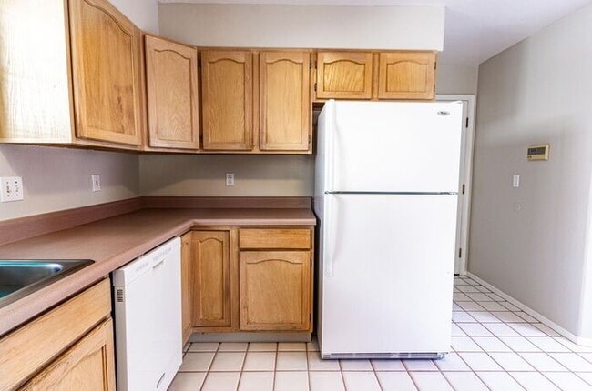 Building Photo - Beautiful and Spacious 3BR 2BA Home w/ Courtyard • Fenced Yard • Cul-de-sac in Tucson