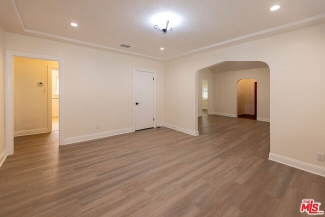 Building Photo - 4360 Kraft Ave