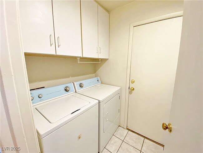 Building Photo - 1037 Cedar Pines St