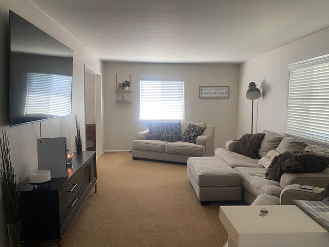 Building Photo - Pool Home in Orange for Lease