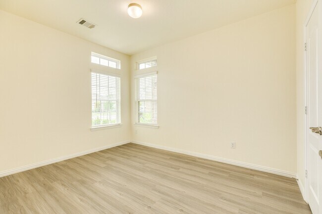 Building Photo - 1301 Scarlet Mountain Dr