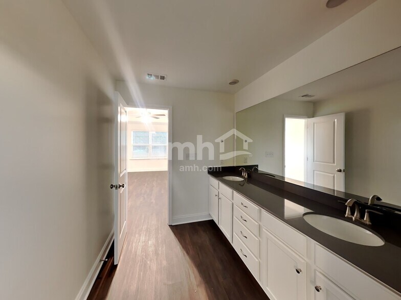 Building Photo - 2112 Williamshire Ln