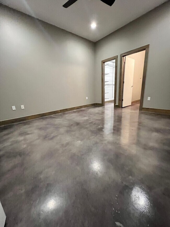 Building Photo - Gorgeous Condo minutes from The Pearl