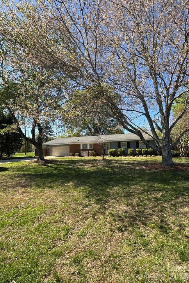 Building Photo - 1803 Overhill Dr