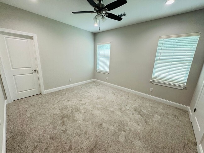 Building Photo - 3BR/3.5BA Townhome in The Crossing at Oxfo...