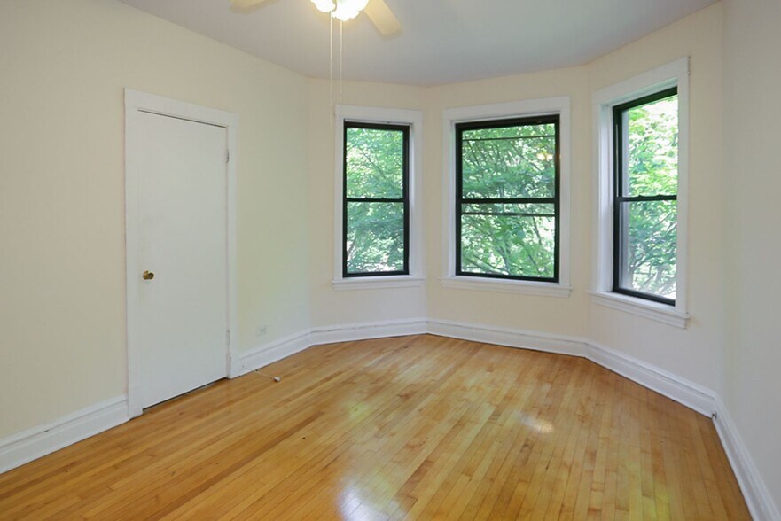 Primary Photo - 2326 N Southport Ave
