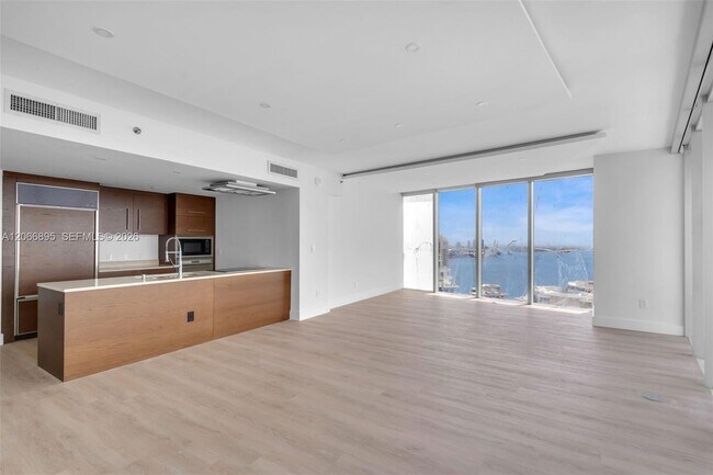 Building Photo - 495 Brickell Ave