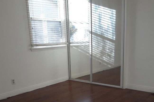 Bedroom 2 2nd window / Blinds - 512 N Lucia Ave