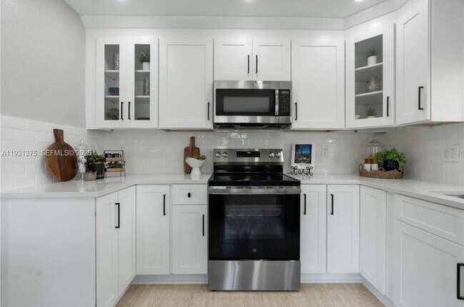 Building Photo - 7332 Mako Dr