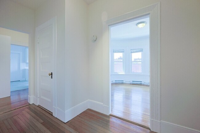 Building Photo - 857 Beacon St