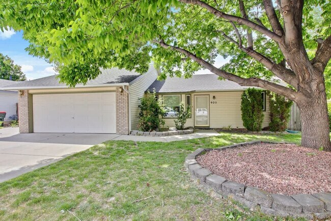 Building Photo - 925 N Stonehenge Way