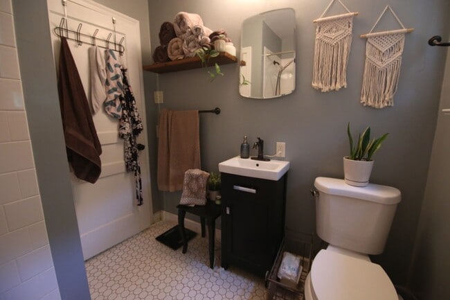 Building Photo - Awesome Cottage in the Heart of Inglewood/...