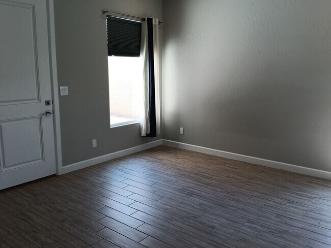 Building Photo - Stunning 4-bedroom, 3.5-bathroom home loca...