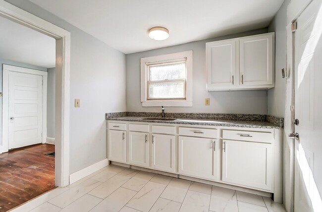 Building Photo - Two Bed, One Bath in Dayton!