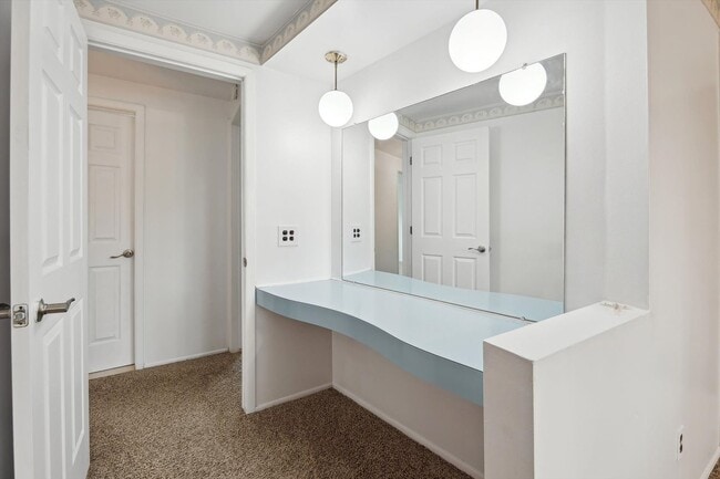 Building Photo - Move-In Ready 4 bedroom, 3 bathroom Home i...
