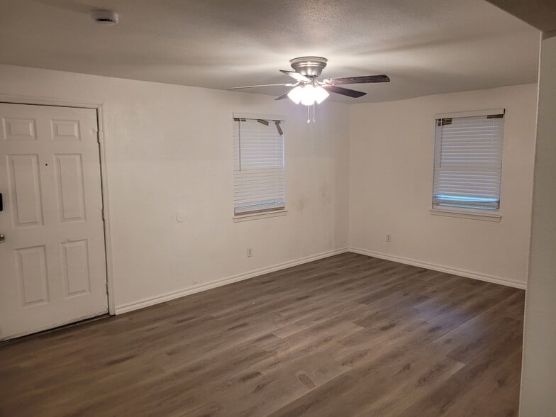 living room - 718 N 18th St