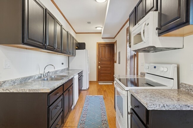 Building Photo - 5202 N Lakewood Ave