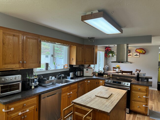 Building Photo - 4 Bedroom just minutes to Dartmouth