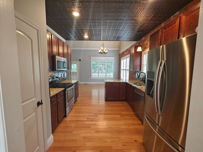Building Photo - 4 bedroom home with a garage on cull de sa...